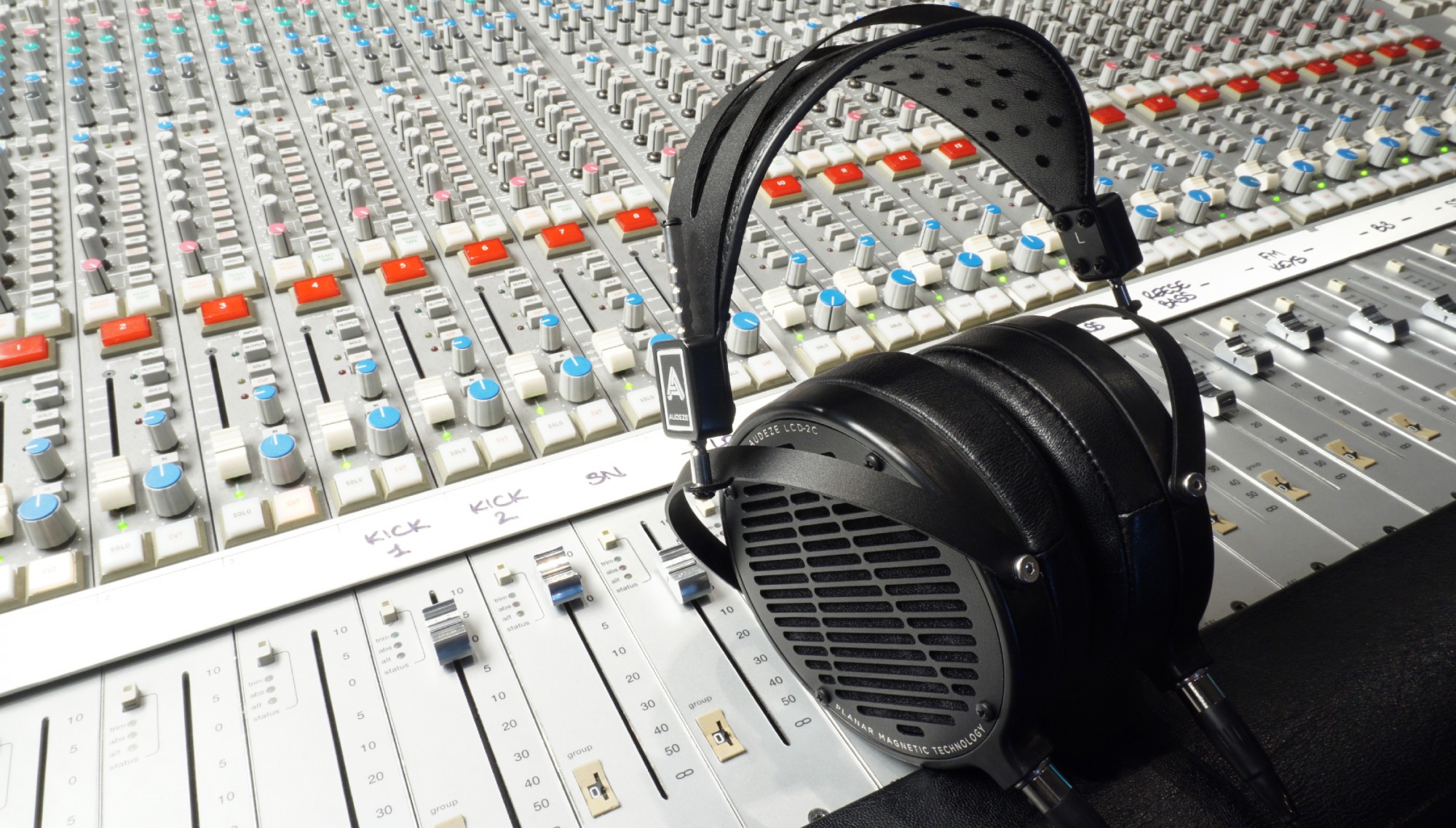 Upload images 2_LCD 2 Classic_1126x640px-01